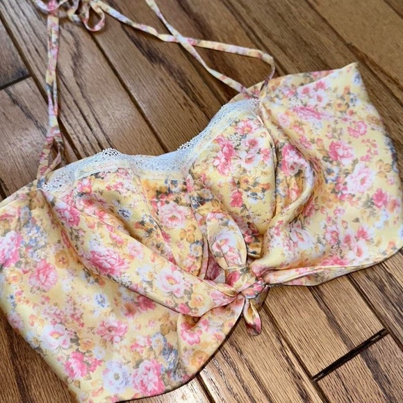 Heavy manners waitin’ on a sunny day silk crop top - Picture 3 of 5